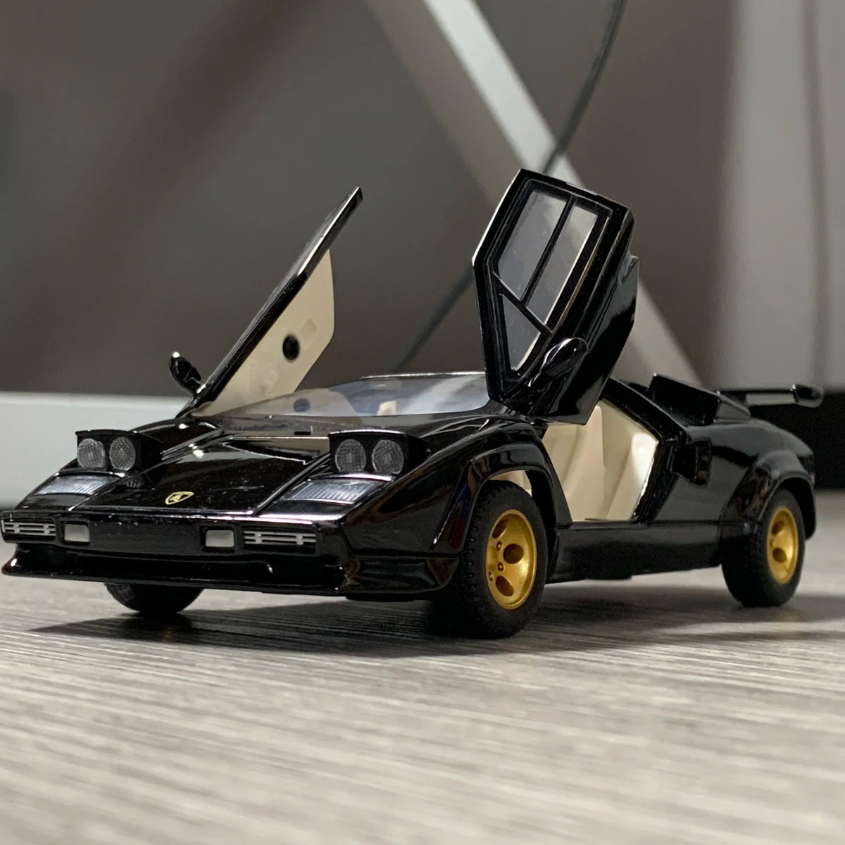 1:32 Scale Lamborghini Countach LP500S Die-Cast Model Car